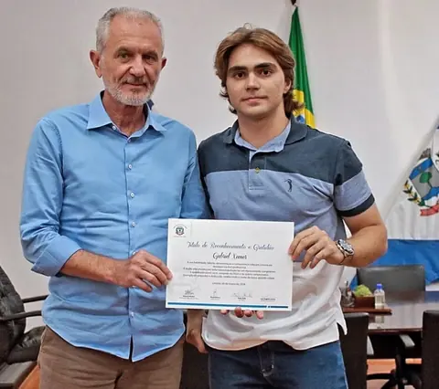 Gabriel recebe um certificado de homenagem